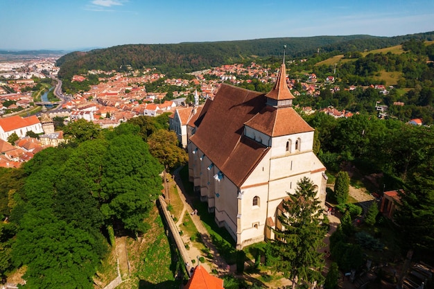 Vista aérea de drones del centro histórico de Sighisoara Rumania