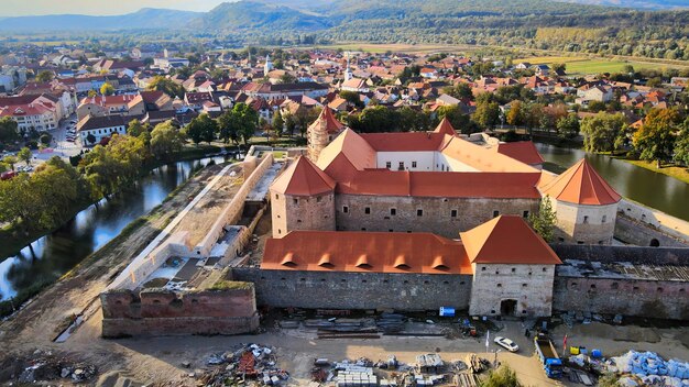 Vista aérea de drones de la ciudadela de Fagaras, Rumania