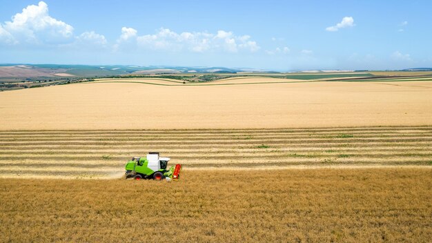 Vista aérea de drones de la cosechadora recogiendo cultivos