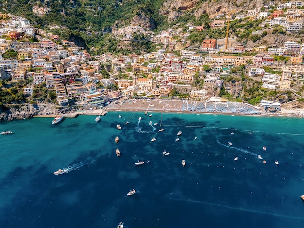 Vista aérea de drones de la costa del mar Tirreno en Positano Italia