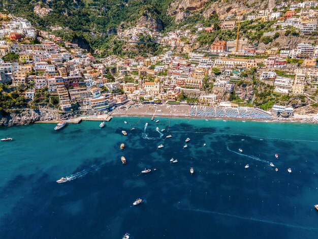 Vista aérea de drones de la costa del mar Tirreno en Positano Italia