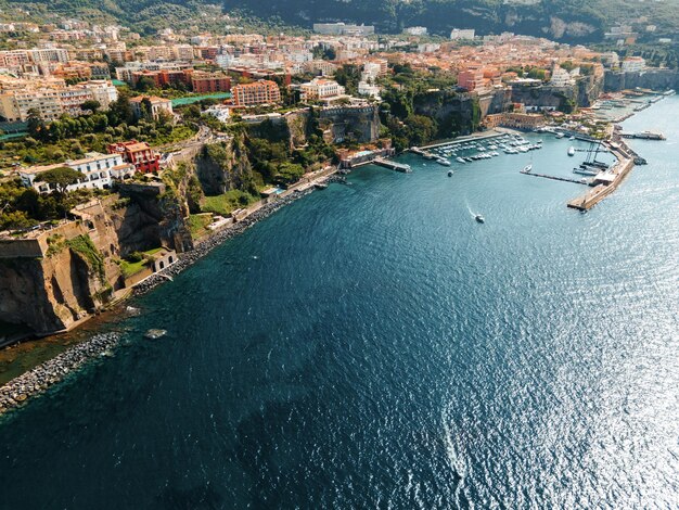 Vista aérea de drones de la costa del mar Tirreno en Sorrento Italia