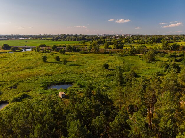 Vista aérea de drones La curva de un río ancho entre prados verdes