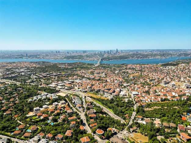 Foto gratuita vista aérea por drones del distrito residencial de estambul, turquía, con múltiples edificios residenciales y vegetación en el centro de la vía fluvial del cuerno de oro al fondo