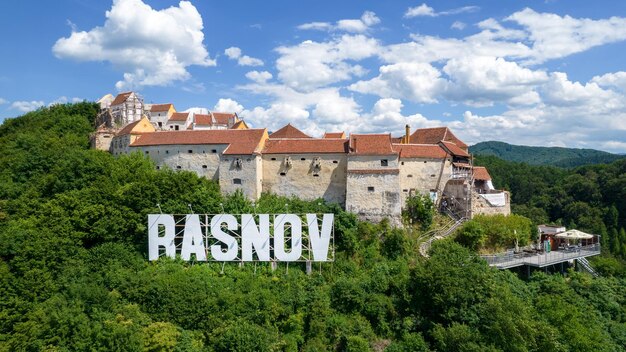 Vista aérea de drones de la fortaleza de Rasnov en Rumania
