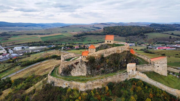 Vista aérea de drones de la fortaleza de Rupea, Rumania