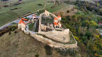 Foto gratuita vista aérea de drones de la fortaleza de rupea, rumania