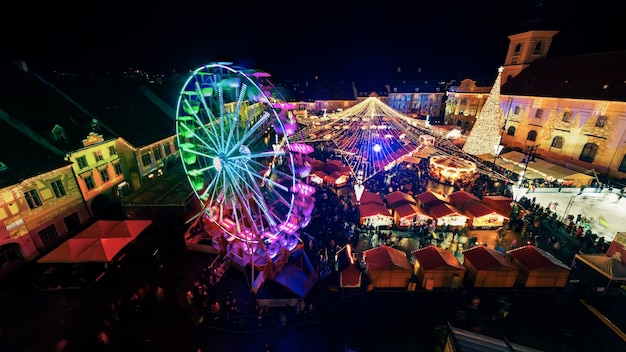 Vista aérea de drones de la Gran Plaza en Sibiu por la noche Rumania Centro de la ciudad vieja decorado