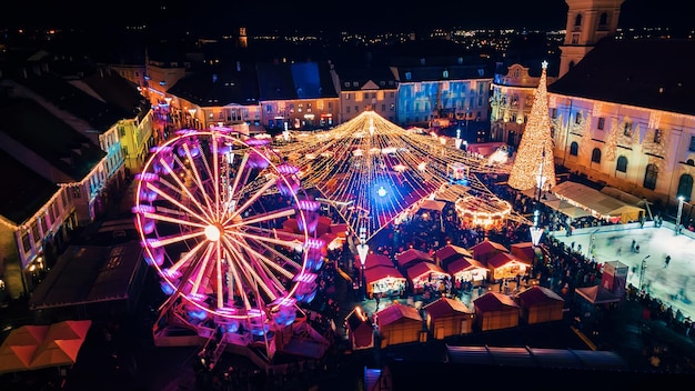 Vista aérea de drones de la Gran Plaza en Sibiu por la noche Rumania Centro de la ciudad vieja decorado