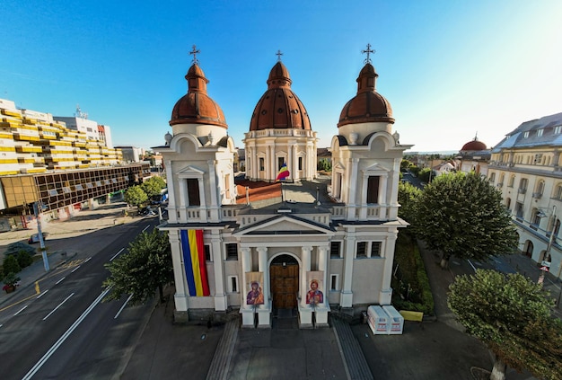 Vista aérea de drones de la Iglesia de la Anunciación en Targu Mures Rumania