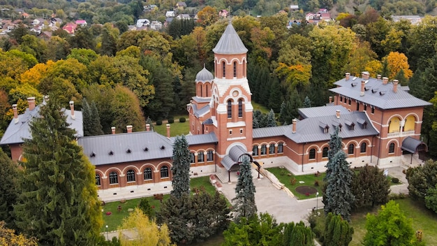 Vista aérea de drones de la Iglesia Episcopal en Curtea de Arges, Rumania