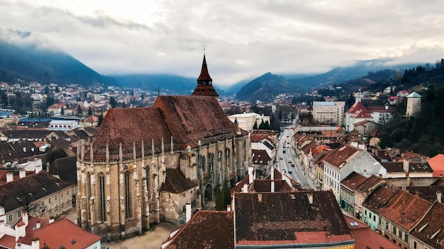 Vista aérea de drones de la Iglesia Negra en Brasov invierno Rumania