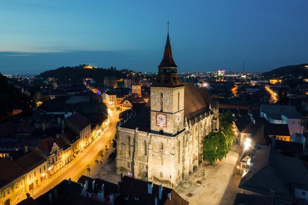 Vista aérea de drones de la Iglesia Negra en Brasov por la noche Rumania