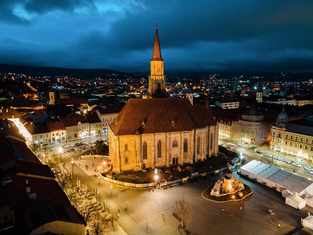 Vista aérea de drones de la iglesia de San Miguel en Cluj por la noche Rumania