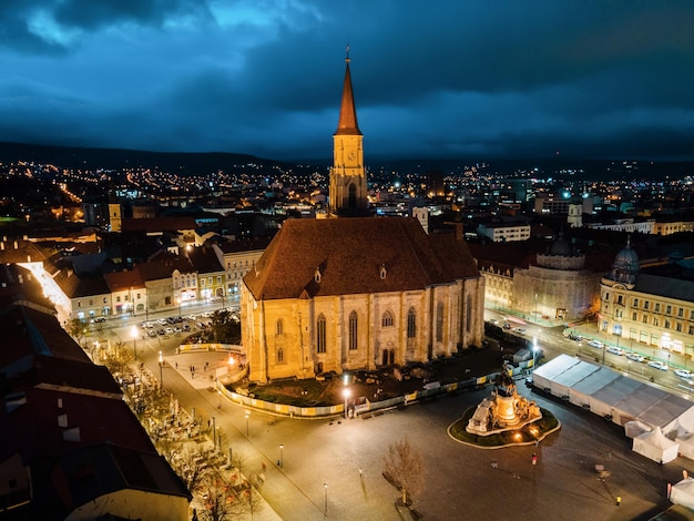 Vista aérea de drones de la iglesia de San Miguel en Cluj por la noche Rumania