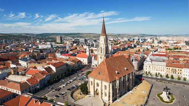 Vista aérea de drones de la iglesia de San Miguel en Cluj Rumania