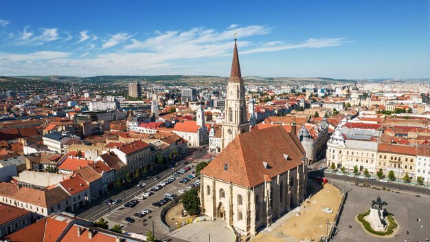 Vista aérea de drones de la iglesia de San Miguel en Cluj Rumania