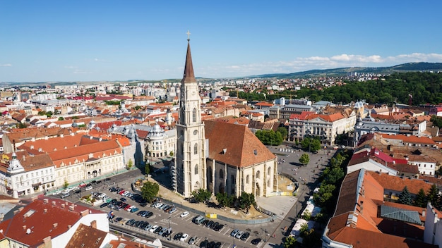 Vista aérea de drones de la iglesia de San Miguel en Cluj Rumania