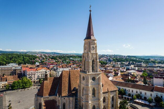 Vista aérea de drones de la iglesia de San Miguel en Cluj Rumania