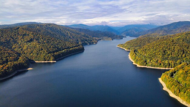 Vista aérea de drones del lago Vidraru en Rumania