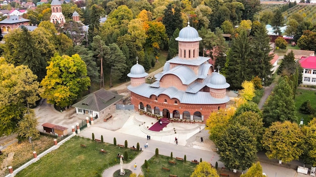 Vista aérea de drones del Monasterio de Curtea de Arges, Rumania