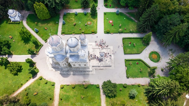 Vista aérea de drones del Monasterio de Curtea de Arges en Rumania