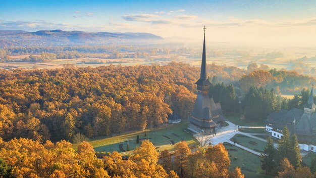 Vista aérea de drones del Monasterio Peri-Sapanta al amanecer, Rumania