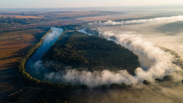 Vista aérea de drones de la naturaleza de Moldavia al amanecer.