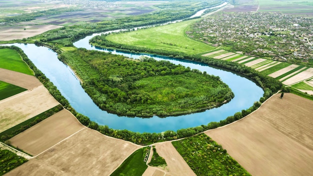 Foto gratuita vista aérea de drones de la naturaleza en el río moldavia dniéster con bosques cercanos al pueblo y campos alrededor