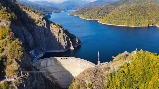 Foto gratuita vista aérea de drones de la naturaleza en el valle de rumania en las montañas de los cárpatos con la presa y el lago vidraru