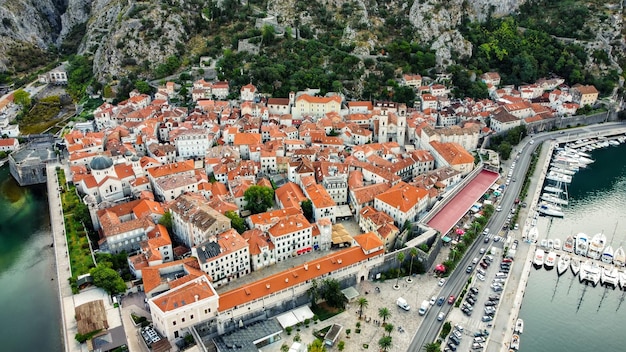 Vista aérea de drones de un pequeño pueblo en Montenegro