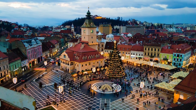 Vista aérea de drones de la Plaza del Consejo decorada para Navidad en Brasov Rumania