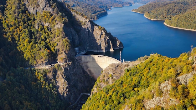 Vista aérea de drones de la presa de Vidraru en Rumania