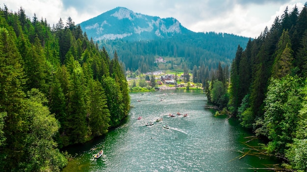 Vista aérea de drones de Red Lake en Rumania