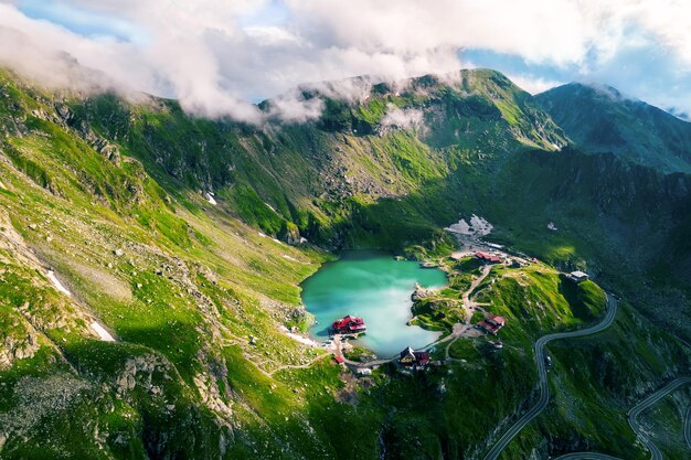 Vista aérea de drones del resort Balea Lake en Rumania