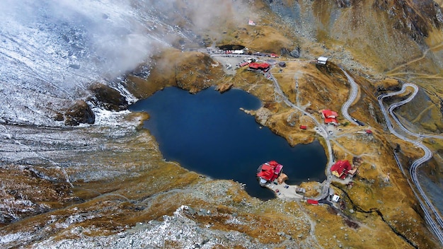 Vista aérea de drones de la ruta Transfagarasan, naturaleza en Rumania