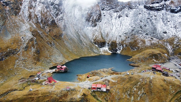 Vista aérea de drones de la ruta Transfagarasan, naturaleza en Rumania