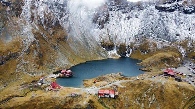 Vista aérea de drones de la ruta Transfagarasan, naturaleza en Rumania