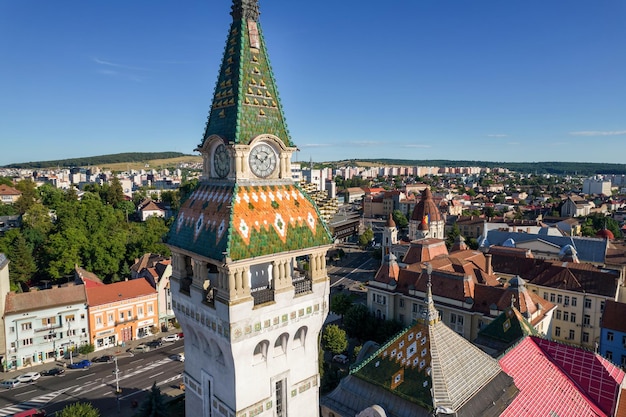 Foto gratuita vista aérea de drones de la torre de la prefectura en targu mures rumania