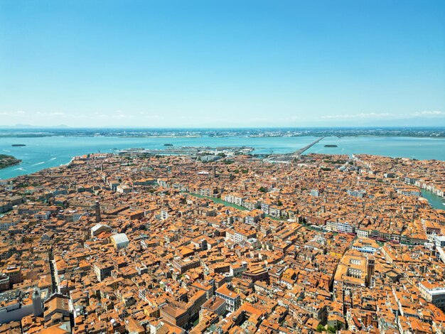 Vista aérea de drones de Venecia Italia Canales de agua con múltiples barcos flotantes y amarrados