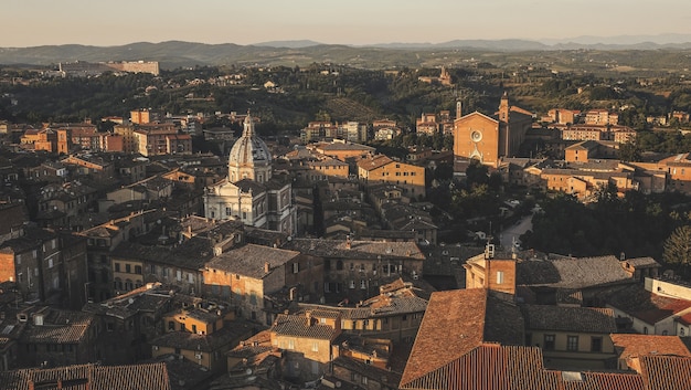 Vista aérea de los edificios antiguos que muestran la arquitectura de Europa occidental en Siena, Italia