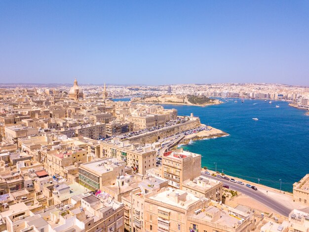 Vista aérea de los edificios del casco antiguo cerca del agua en Valletta, Malta