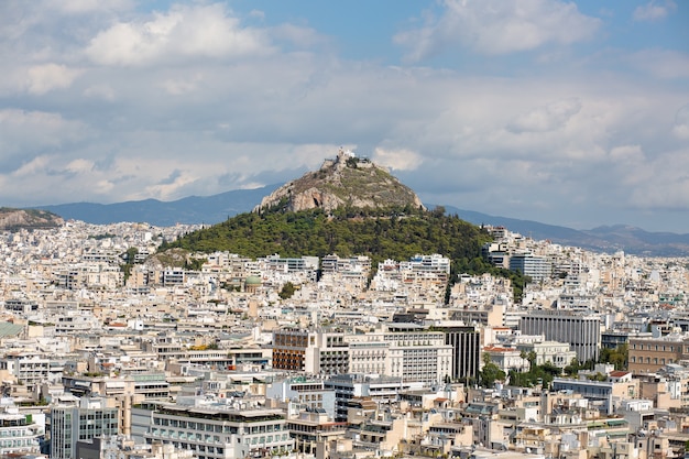 Vista aérea de edificios y colinas en Atenas, Grecia