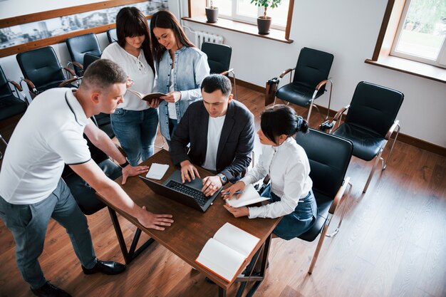 Vista aérea. Empresarios y gerente trabajando en su nuevo proyecto en el aula