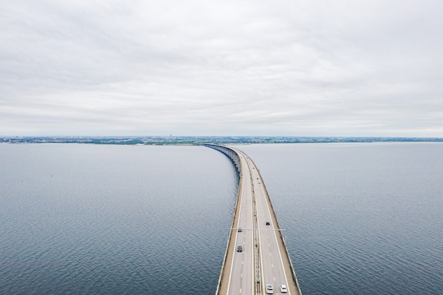 Vista aérea escénica del puente de Oresund que cruza el estrecho de Oresund entre Suecia y Dinamarca