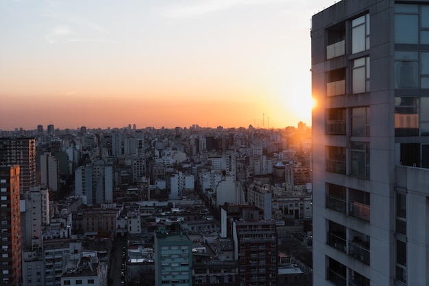 Vista aérea del espacio urbano con primer plano del edificio