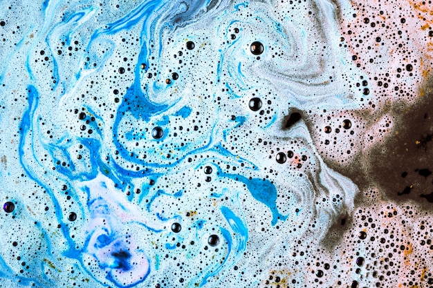 Foto gratuita una vista aérea de la espuma de la bomba de baño azul en agua