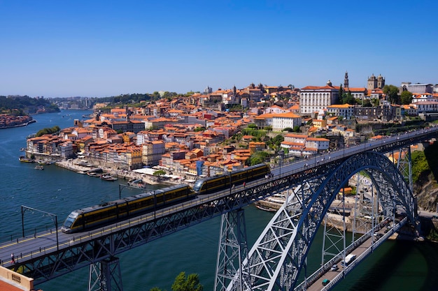 Foto gratuita vista aérea del famoso puente en oporto, portugal