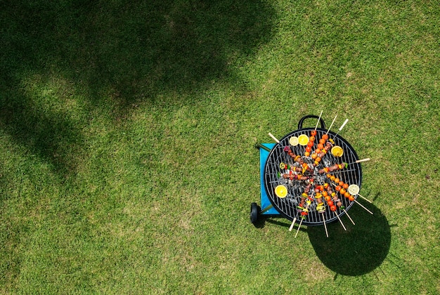 Foto gratuita vista aérea de filetes de barbacoa en la parrilla de carbón