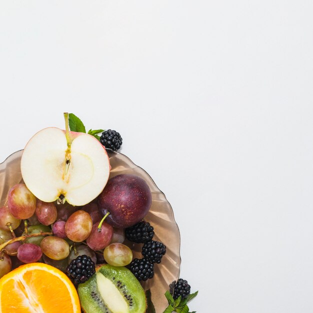 Una vista aérea de frutas en un tazón aislado sobre fondo blanco